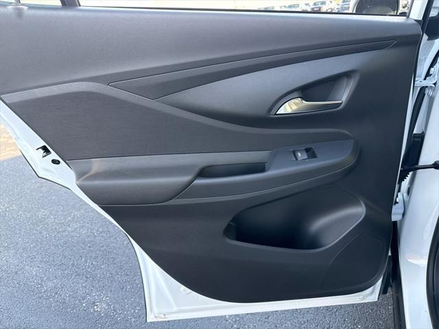 Photo of 2025 Summit White Buick Envista