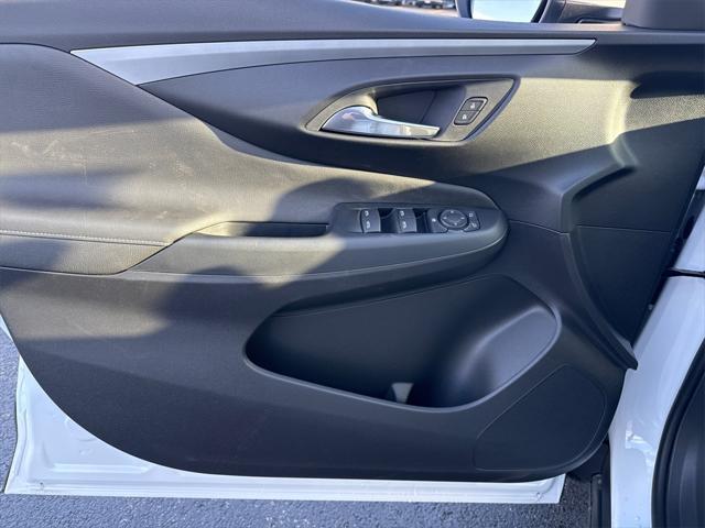 Photo of 2025 Summit White Buick Envista
