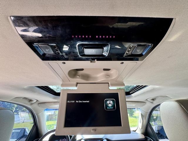 Photo of 2016 Summit White Chevrolet Suburban