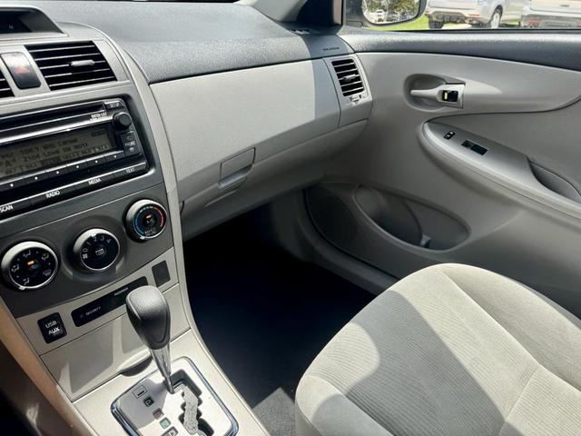 Photo of 2012 Super White Toyota Corolla