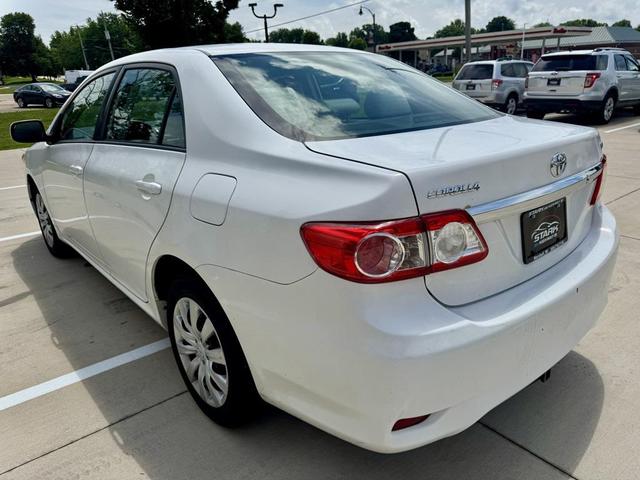 Photo of 2012 Super White Toyota Corolla