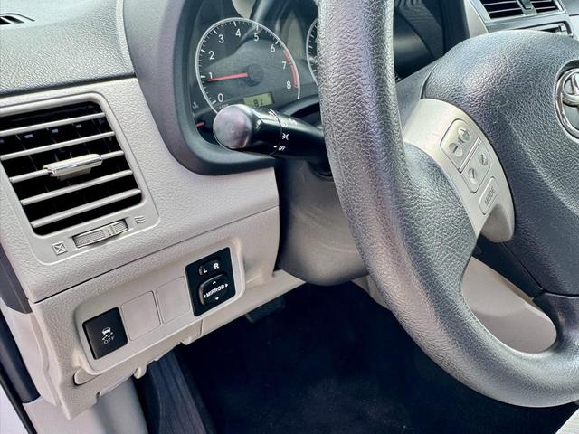 Photo of 2012 Super White Toyota Corolla