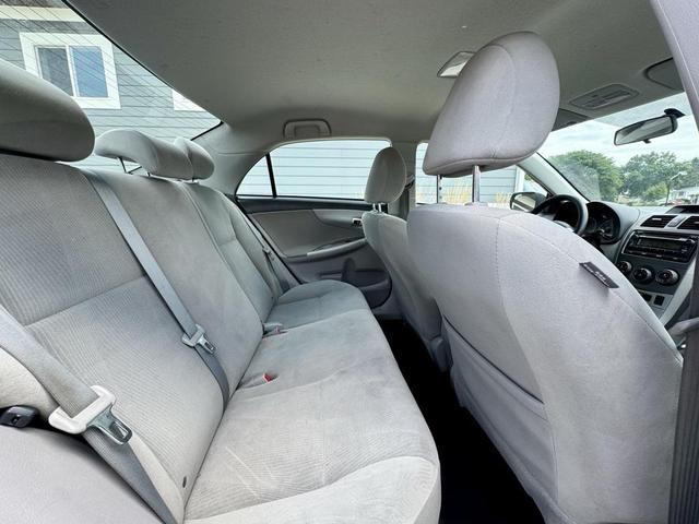 Photo of 2012 Super White Toyota Corolla