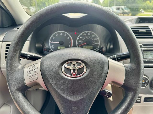Photo of 2012 Super White Toyota Corolla