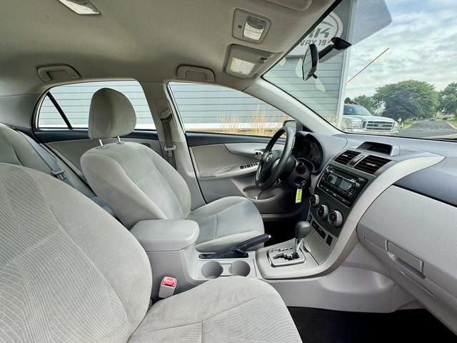 Photo of 2012 Super White Toyota Corolla
