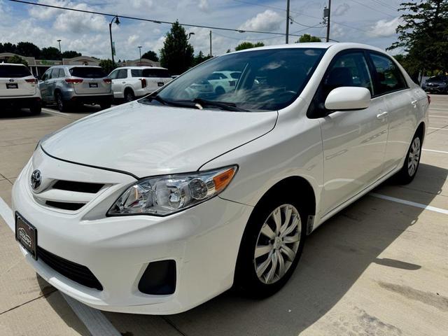 Photo of 2012 Super White Toyota Corolla