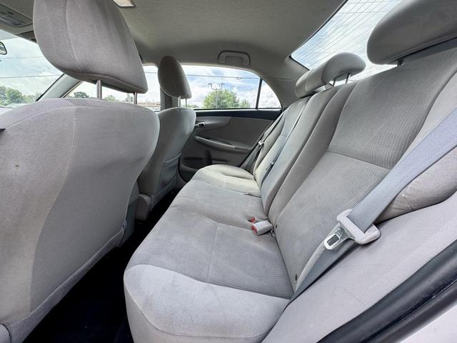 Photo of 2012 Super White Toyota Corolla