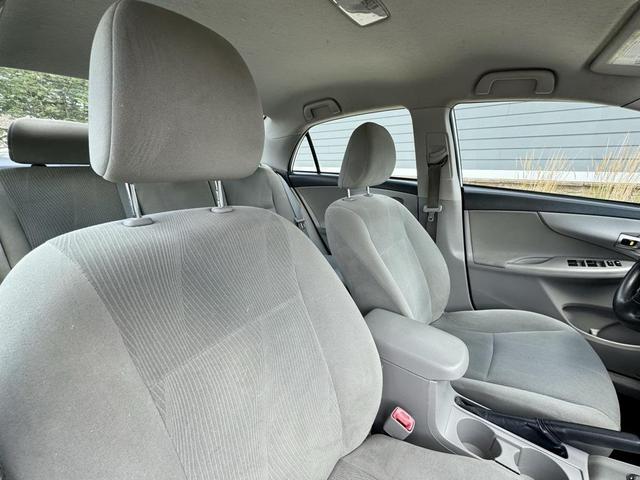 Photo of 2012 Super White Toyota Corolla