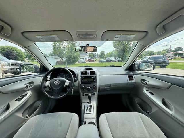 Photo of 2012 Super White Toyota Corolla