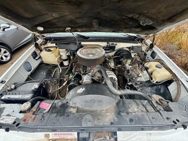 Photo of 1993 White GMC Yukon