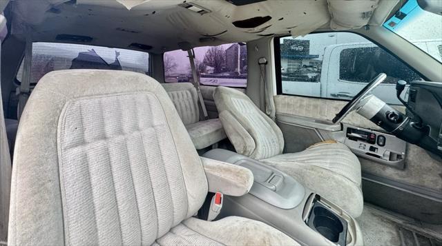 Photo of 1993 White GMC Yukon