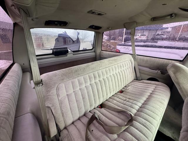 Photo of 1993 White GMC Yukon