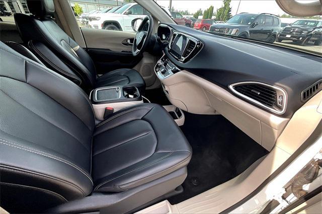 Photo of 2024 Bright White Clearcoat Chrysler Pacifica