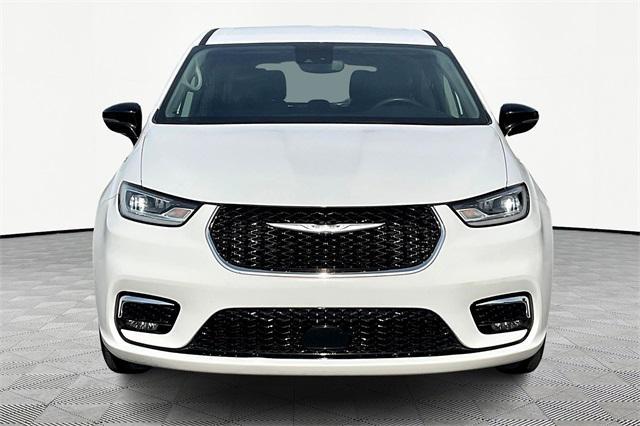 Photo of 2024 Bright White Clearcoat Chrysler Pacifica