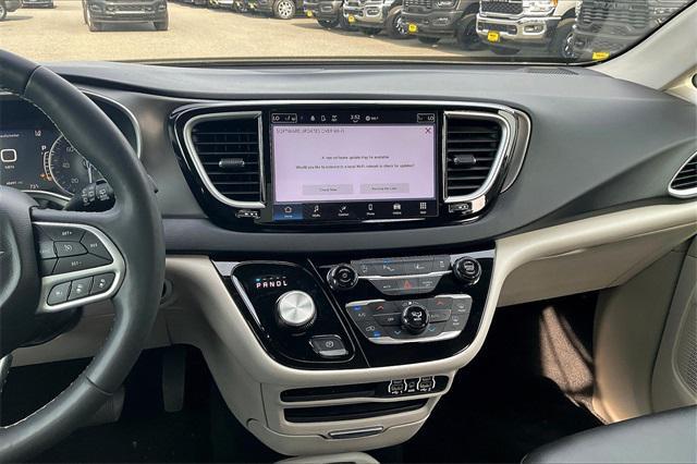 Photo of 2024 Bright White Clearcoat Chrysler Pacifica