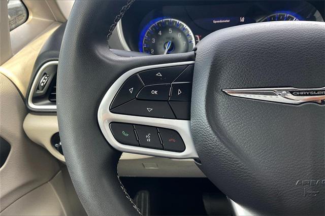 Photo of 2024 Bright White Clearcoat Chrysler Pacifica