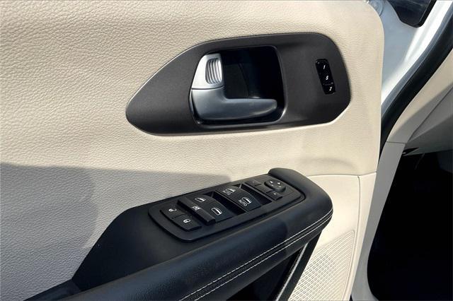 Photo of 2024 Bright White Clearcoat Chrysler Pacifica