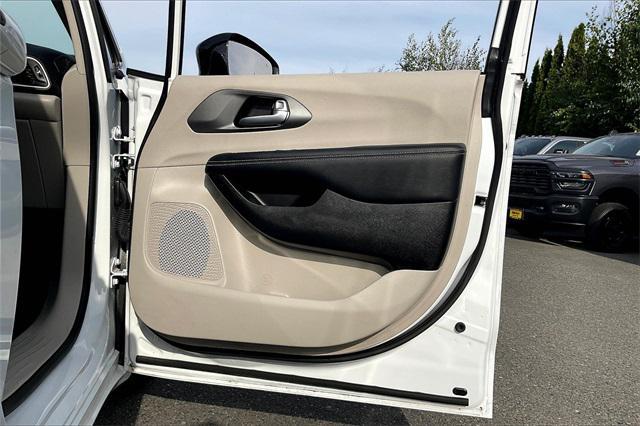 Photo of 2024 Bright White Clearcoat Chrysler Pacifica