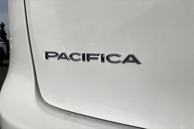 Photo of 2024 Bright White Clearcoat Chrysler Pacifica