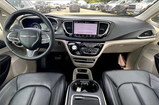 Photo of 2024 Bright White Clearcoat Chrysler Pacifica