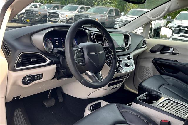 Photo of 2024 Bright White Clearcoat Chrysler Pacifica