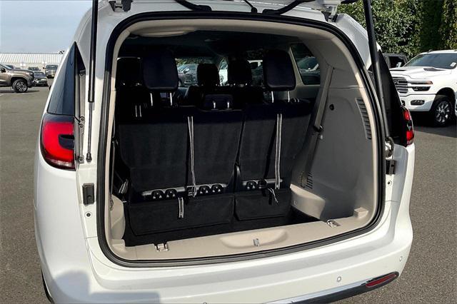 Photo of 2024 Bright White Clearcoat Chrysler Pacifica