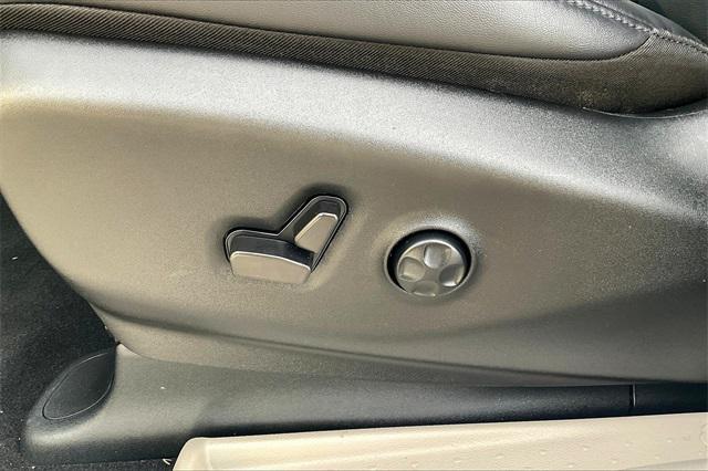 Photo of 2024 Bright White Clearcoat Chrysler Pacifica