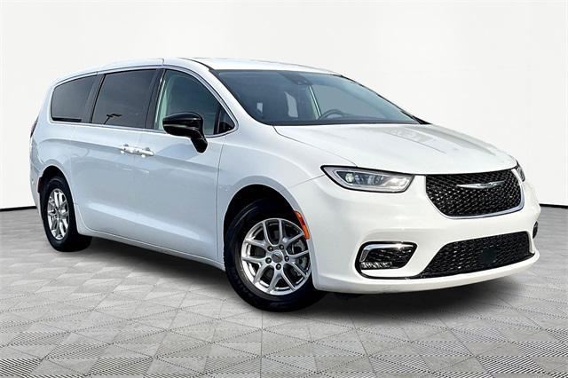 Photo of 2024 Bright White Clearcoat Chrysler Pacifica