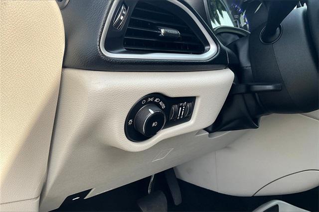 Photo of 2024 Bright White Clearcoat Chrysler Pacifica