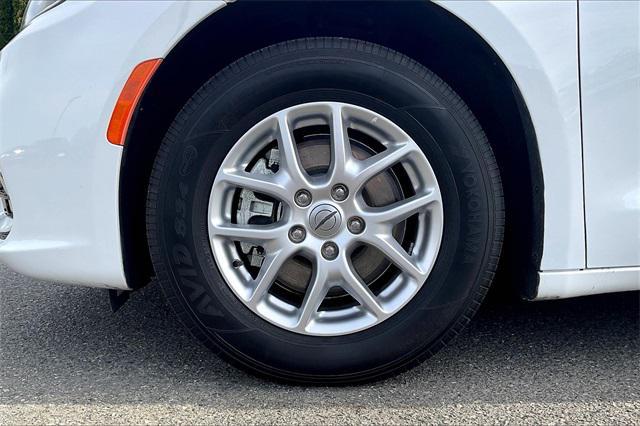 Photo of 2024 Bright White Clearcoat Chrysler Pacifica