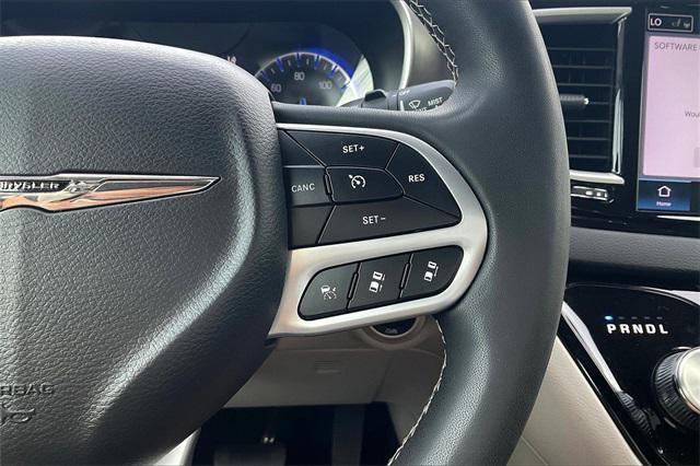 Photo of 2024 Bright White Clearcoat Chrysler Pacifica