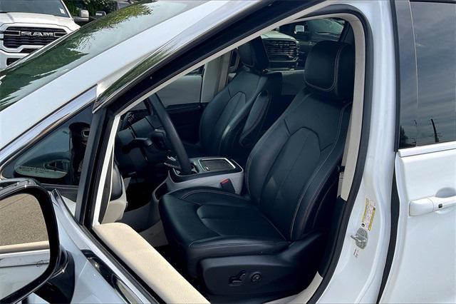 Photo of 2024 Bright White Clearcoat Chrysler Pacifica