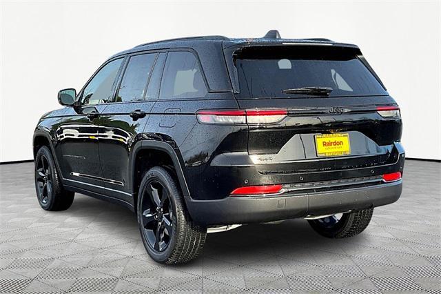 Photo of 2025 Diamond Black Crystal Pearlcoat Jeep Grand Cherokee