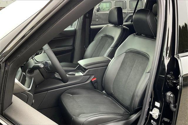 Photo of 2025 Diamond Black Crystal Pearlcoat Jeep Grand Cherokee L