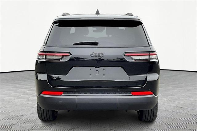 Photo of 2025 Diamond Black Crystal Pearlcoat Jeep Grand Cherokee L