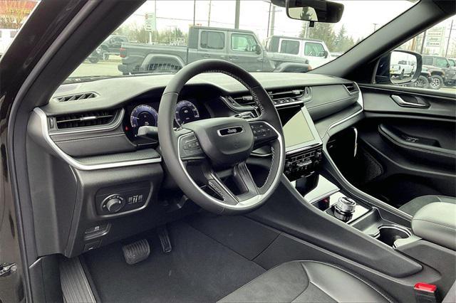 Photo of 2025 Diamond Black Crystal Pearlcoat Jeep Grand Cherokee L