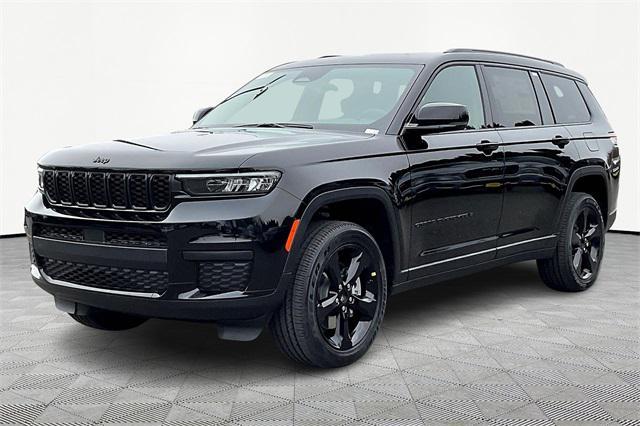Photo of 2025 Diamond Black Crystal Pearlcoat Jeep Grand Cherokee L