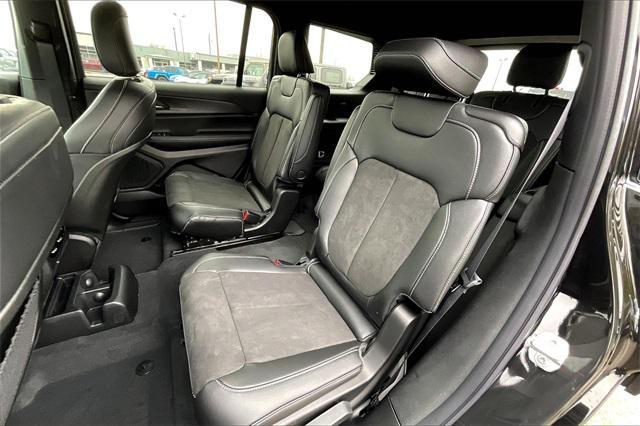 Photo of 2025 Diamond Black Crystal Pearlcoat Jeep Grand Cherokee L