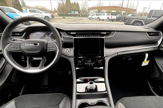 Photo of 2025 Diamond Black Crystal Pearlcoat Jeep Grand Cherokee L