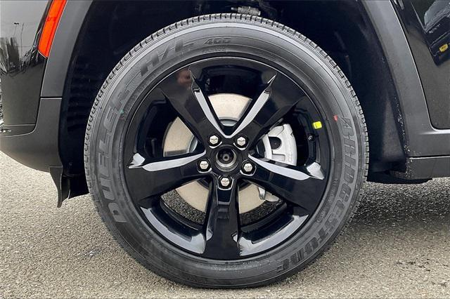 Photo of 2025 Diamond Black Crystal Pearlcoat Jeep Grand Cherokee L