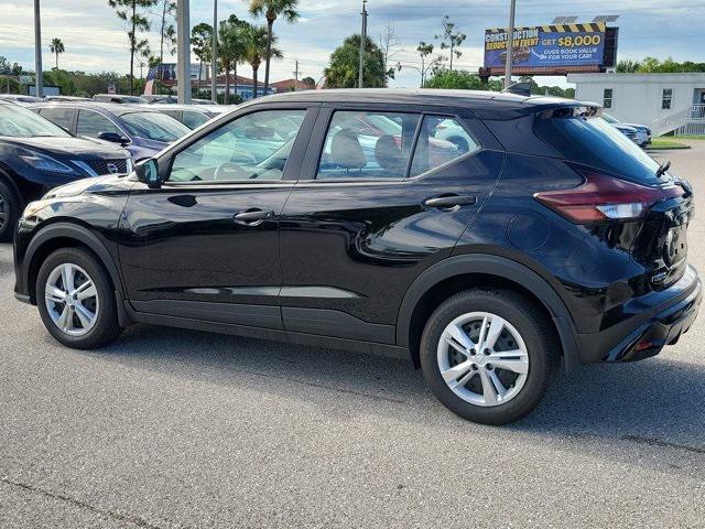 Photo of 2024 Super Black Nissan Kicks