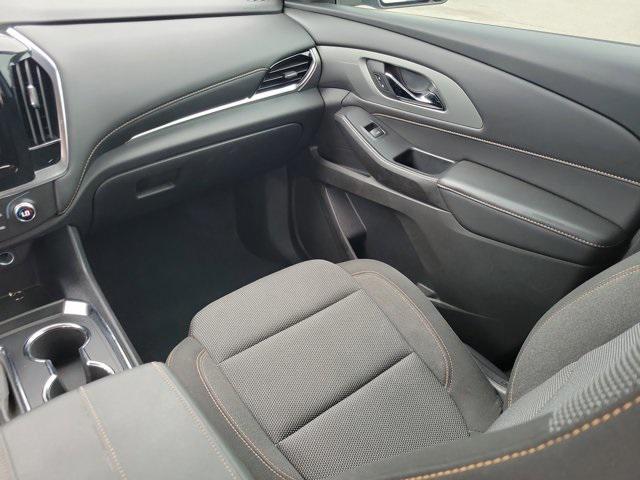 Photo of 2021 Silver Ice Metallic Chevrolet Traverse
