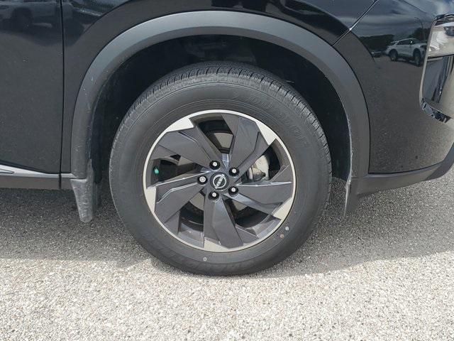 Photo of 2025 Super Black Nissan Rogue