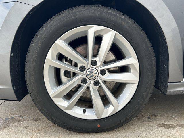 Photo of 2021 Platinum Gray Metallic Volkswagen Passat