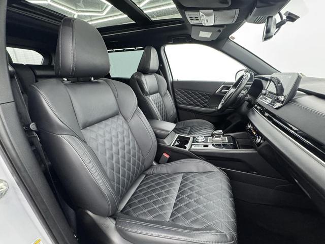 Photo of 2023 White Diamond Mitsubishi Outlander