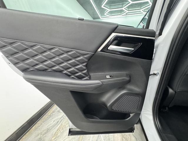 Photo of 2023 White Diamond Mitsubishi Outlander