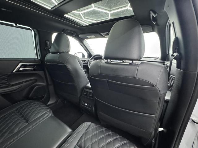 Photo of 2023 White Diamond Mitsubishi Outlander