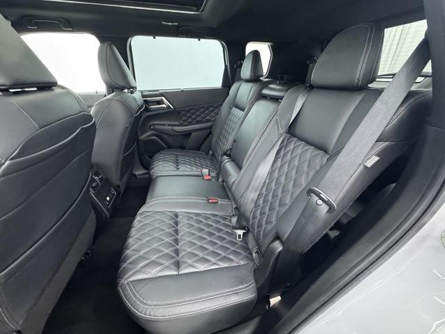 Photo of 2023 White Diamond Mitsubishi Outlander