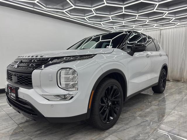 Photo of 2023 White Diamond Mitsubishi Outlander