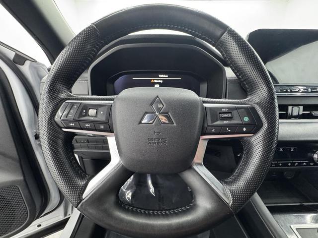 Photo of 2023 White Diamond Mitsubishi Outlander